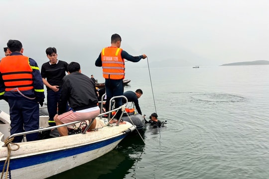 Đặc công Hải quân 126 tìm thấy 1 thi thể nạn nhân lật tàu trên hồ Thác Bà