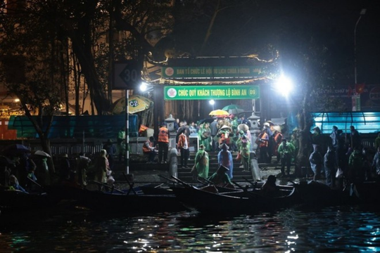 Du khách nô nức khai hội Chùa Hương 2026