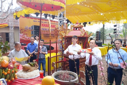 Phu Cuu communal house traditional festival