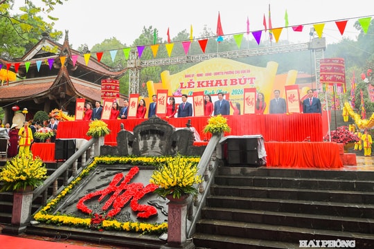 Khai bút đầu Xuân Bính Ngọ 2026 tại đền thờ thầy giáo Chu Văn An