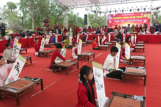 Nét đẹp khai bút đầu xuân ở đền thờ Tiến sĩ, nhà thơ yêu nước Lê Khắc Cẩn