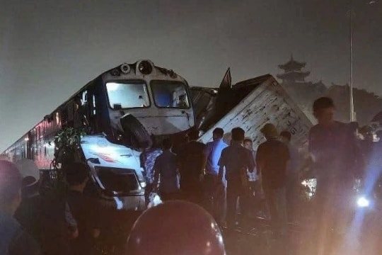 Va chạm với ô tô tải, đầu tàu SE3 hư hỏng nặng, lùi giờ chạy hàng loạt chuyến tàu