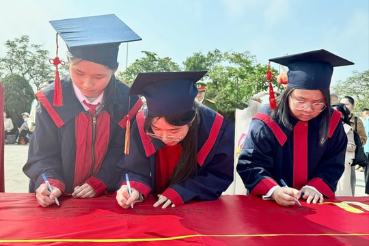 Khai bút đầu Xuân, gieo ước vọng hiếu học