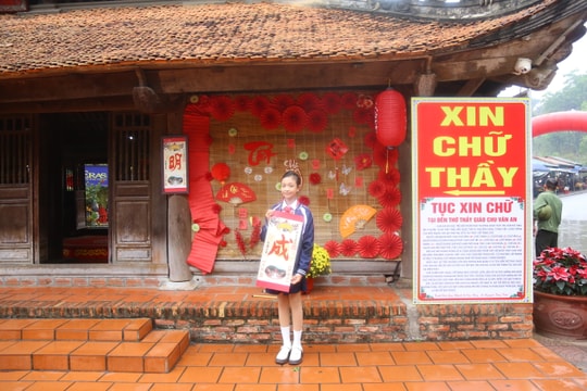 Đến đền thầy Chu Văn An xin chữ đầu năm