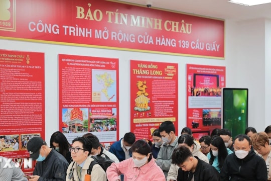 Ngày vía Thần Tài, người dân Hà Nội xếp hàng từ 4 giờ sáng chờ mua vàng