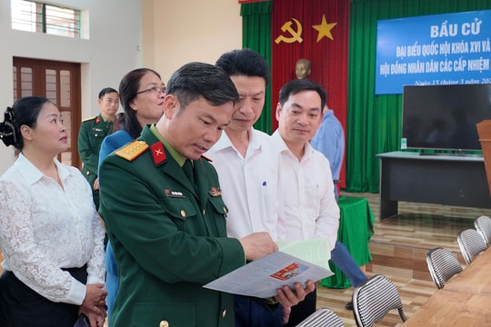 Chỉ huy trưởng Bộ Chỉ huy Quân sự thành phố Bùi Xuân Thắng kiểm tra công tác chuẩn bị bầu cử tại phường Bạch Đằng