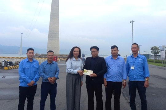 Liên đoàn Lao động thành phố Hải Phòng trao 200 suất quà tặng người lao động làm việc xuyên Tết