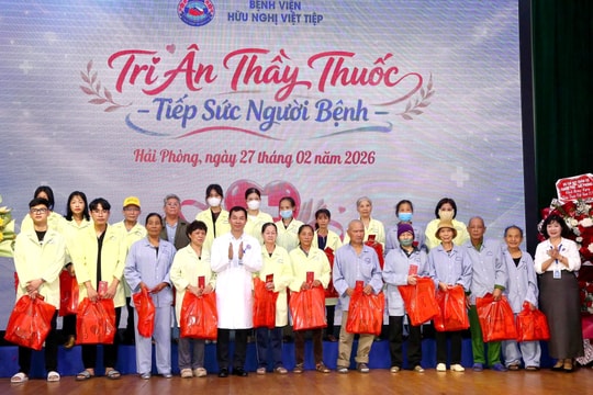 Trao 61 suất quà trong Chương trình 'Tri ân thầy thuốc – Tiếp sức người bệnh'
