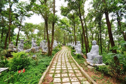 Độc đáo ngôi chùa có vườn tượng đá xanh nguyên khối ở xã Kiến Thuỵ
