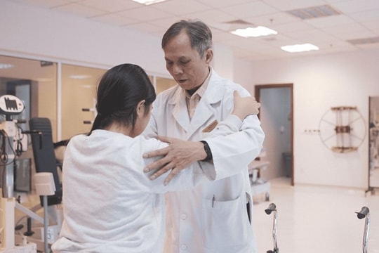 Phép màu y học giữa đời thường: Bác sĩ Vinmec hồi sinh đôi chân cho bé gái liệt hoàn toàn