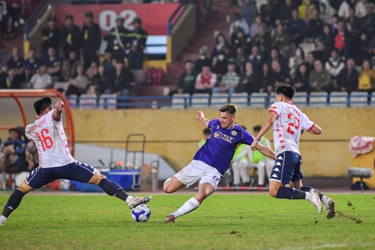 Từ trận đấu 'xôm' nhất vòng 13 LPBank V.League, nghĩ về việc 'giữ chân khán giả'