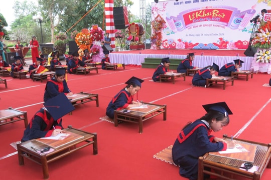 Khai bút và phát động Quỹ Khuyến học tại đền thờ Tiến sĩ, nhà thơ yêu nước Lê Khắc Cẩn