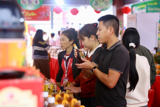 Đông đảo du khách tham quan, mua sắm tại Tuần Văn hóa, Du lịch và Xúc tiến thương mại ngày đầu khai mạc
