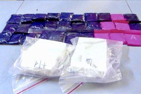 Bắt đối tượng vận chuyển số lượng lớn heroin và ma túy tổng hợp
