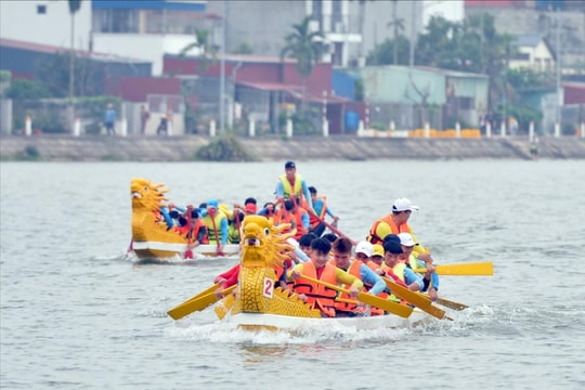 Gần 200 tay chèo tranh tài trên đường đua xanh Đa Độ
