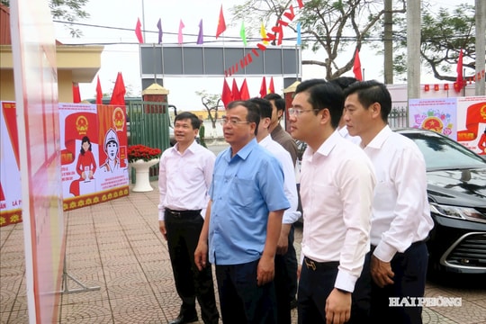 Phó Chủ tịch UBND thành phố Nguyễn Minh Hùng kiểm tra công tác chuẩn bị bầu cử tại một số địa phương