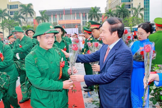 Các đồng chí lãnh đạo Bộ Quốc phòng, thành phố Hải Phòng động viên tân binh