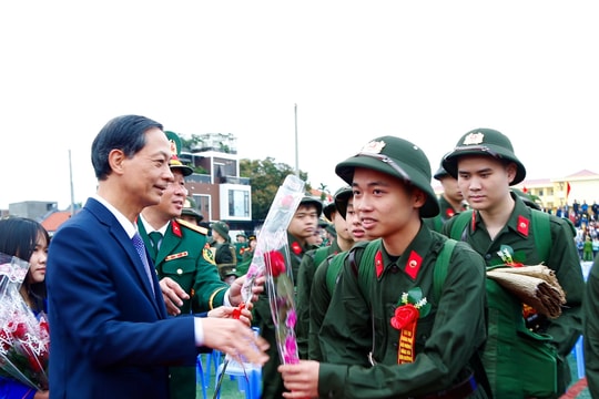 Phó Bí thư Thường trực Thành ủy Hải Phòng Đỗ Mạnh Hiến động viên tân binh