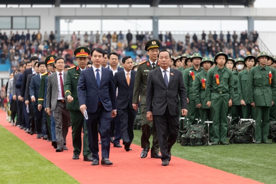Chủ tịch HĐND thành phố Lê Văn Hiệu dự lễ giao quân