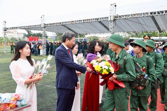 Các nơi tổ chức giao nhận quân trong không khí phấn khởi