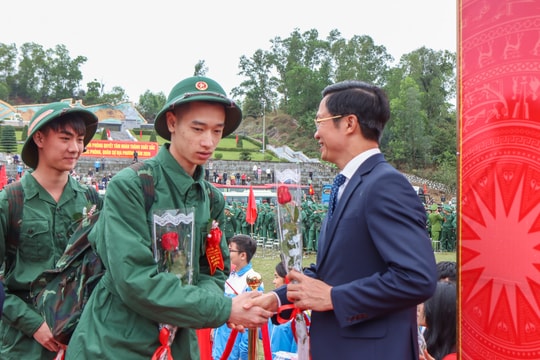 Chủ tịch Ủy ban MTTQ Việt Nam thành phố Phạm Văn Lập dự lễ giao nhận quân