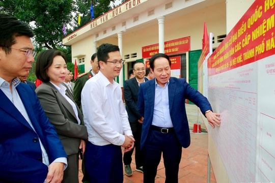 Bí thư Thành ủy Lê Tiến Châu kiểm tra công tác chuẩn bị bầu cử tại xã Việt Khê và phường Nguyễn Đại Năng