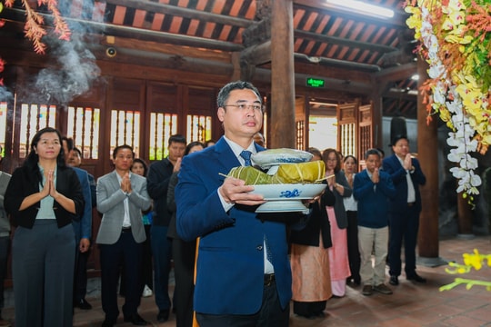 Trang trọng nghi thức dâng bánh chưng, bánh giầy tại hội xuân Côn Sơn