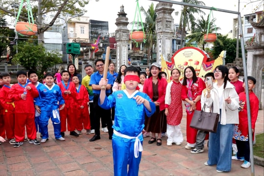 Trẻ em vui hội đình Hàng Kênh