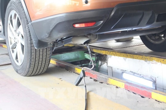 Vì sao đăng kiểm khí thải mới yêu cầu đạp hết chân ga?