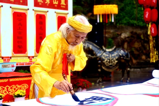 Ông đồ 80 tuổi mê hoặc du khách bằng màn 'múa bút' đầu xuân