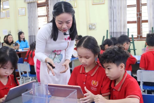 Học sinh lớp 3 hào hứng với tiết học ứng dụng AI