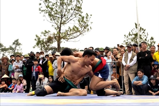 43 đô vật tranh tài sôi động trên sới vật chùa Côn Sơn