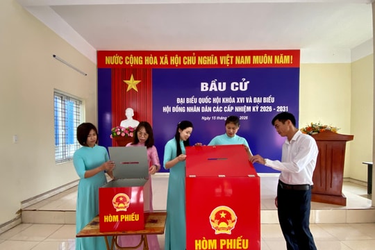 Những cô giáo 'hai vai'