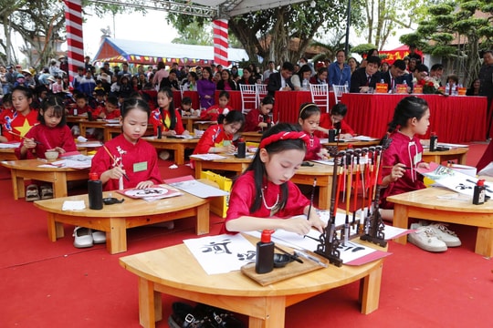 Về đền Gắm xem học sinh Tiên Minh khai bút thư pháp