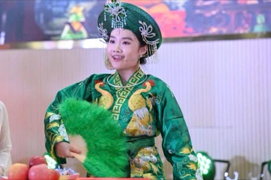 Nữ sinh Hải Phòng mang nghệ thuật chầu văn tỏa sáng trên sân khấu ở Thượng Hải