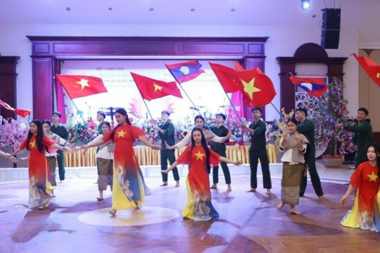 Ra mắt Câu lạc bộ Di sản áo dài Việt Nam tại Lào