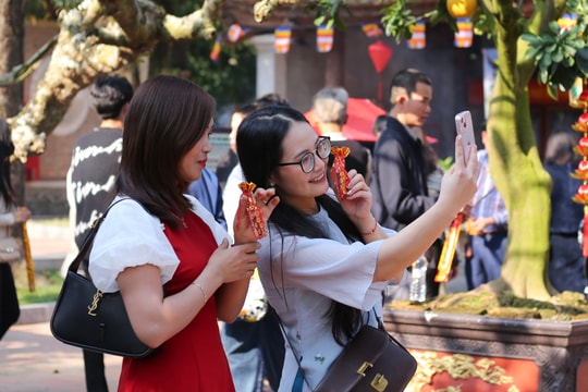 Người trẻ đi hội để trải nghiệm văn hoá hay chỉ để 'check-in'?