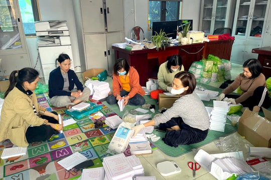 'Đi từng nhà, rà từng người' để phát thẻ cử tri