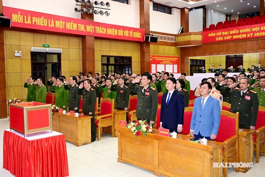 Cử tri Công an thành phố Hải Phòng bầu cử sớm để thực hiện nhiệm vụ