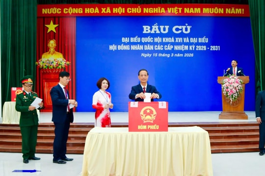Phó Bí thư Thường trực Thành uỷ Đỗ Mạnh Hiến bỏ phiếu ở phường An Dương