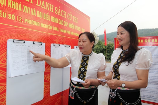 Đồng bào dân tộc thiểu số ở phường Nguyễn Trãi (Hải Phòng) hân hoan đi bầu cử