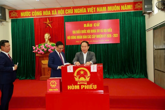 Đồng chí Bí thư Thành ủy Lê Tiến Châu bỏ phiếu bầu cử tại phường Phù Liễn