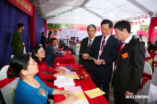 Đồng chí Phạm Văn Lập bỏ phiếu tại xã Vĩnh Bảo và kiểm tra công tác bầu cử ở một số địa phương