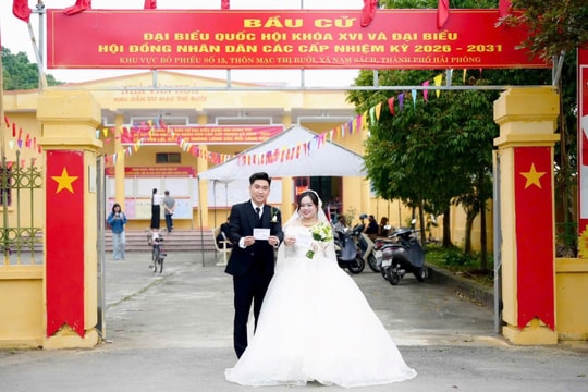 Cô dâu, chú rể đi bỏ phiếu trong ngày cưới