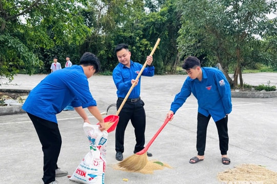 100 thanh, thiếu nhi phường Nhị Chiểu tới chùa Nhẫm Dương dọn vệ sinh