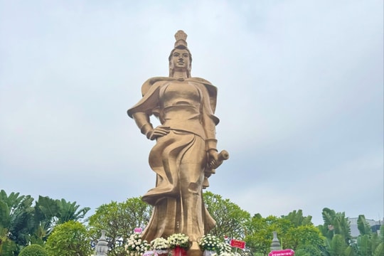 Visiting sites honoring female General Le Chan