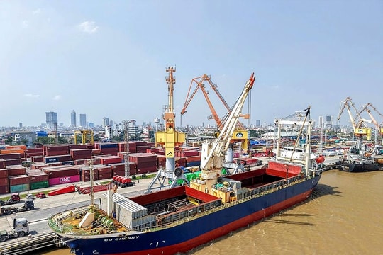 Tàu chở thiết bị siêu trường, siêu trọng cập cảng Hoàng Diệu Chùa Vẽ