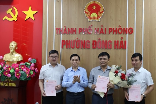Phường Đông Hải trao giấy chứng nhận quyền sử dụng đất lần đầu cho doanh nghiệp