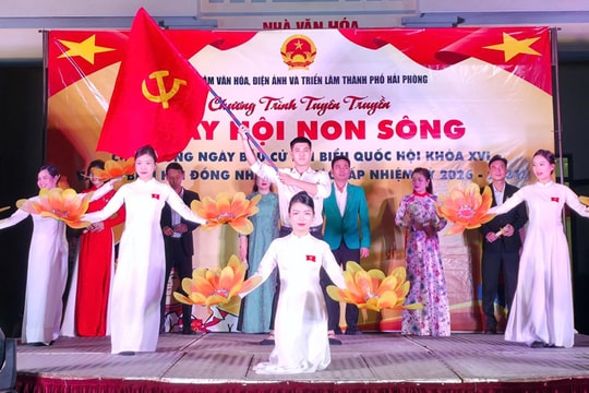 Tuyên truyền lưu động mừng thành công ngày bầu cử