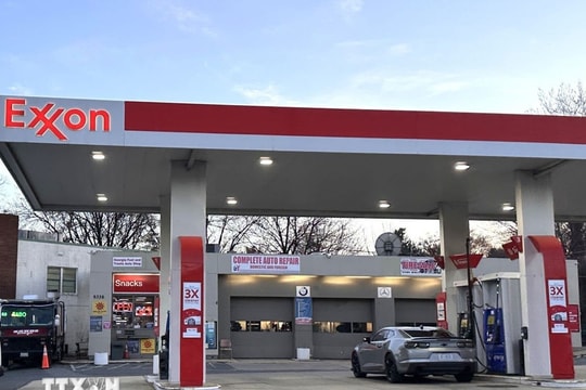Mỹ cho phép tạm thời mua bán dầu thô Iran để bình ổn giá